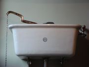 Elle tabasse sa colocataire qui a mal utilisé les toilettes