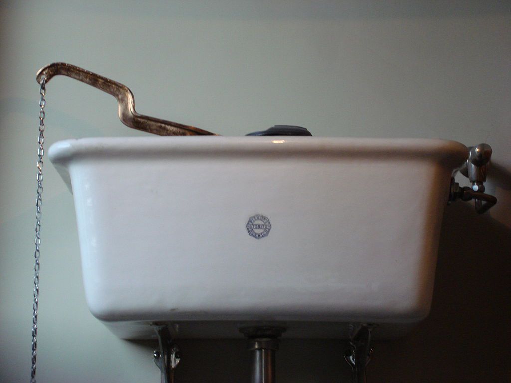 Elle tabasse sa colocataire qui a mal utilisé les toilettes