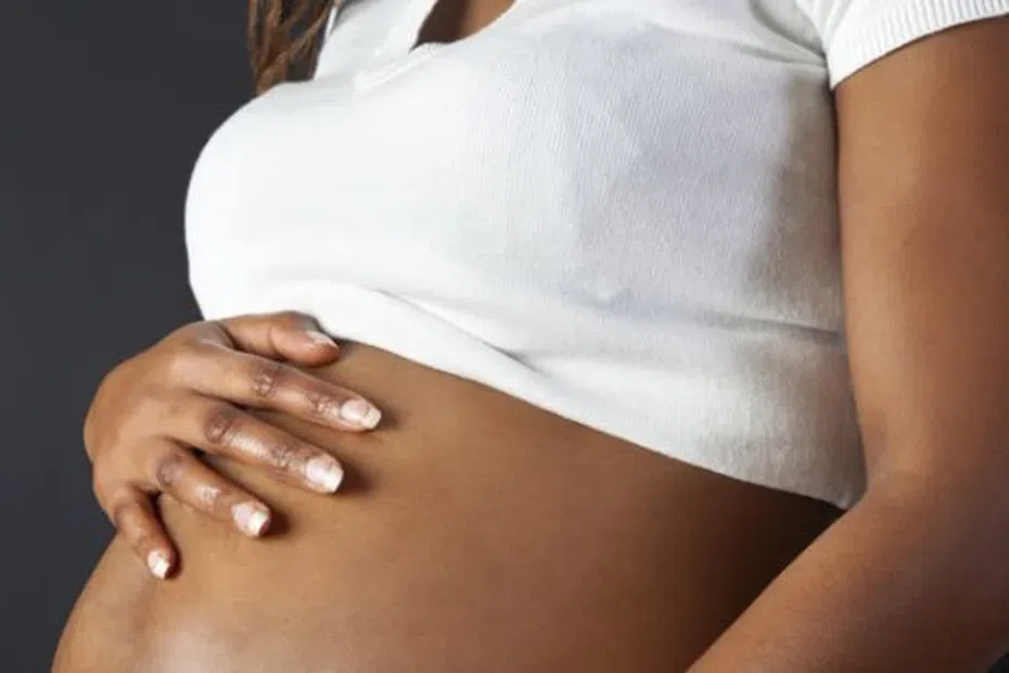 Engrossée par son 1er amant, la femme mariée se fait avorter avec l’aide de son 2nd amant