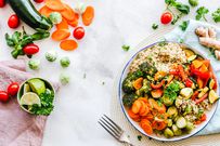 Faut-il vraiment dîner léger pour mieux dormir ?