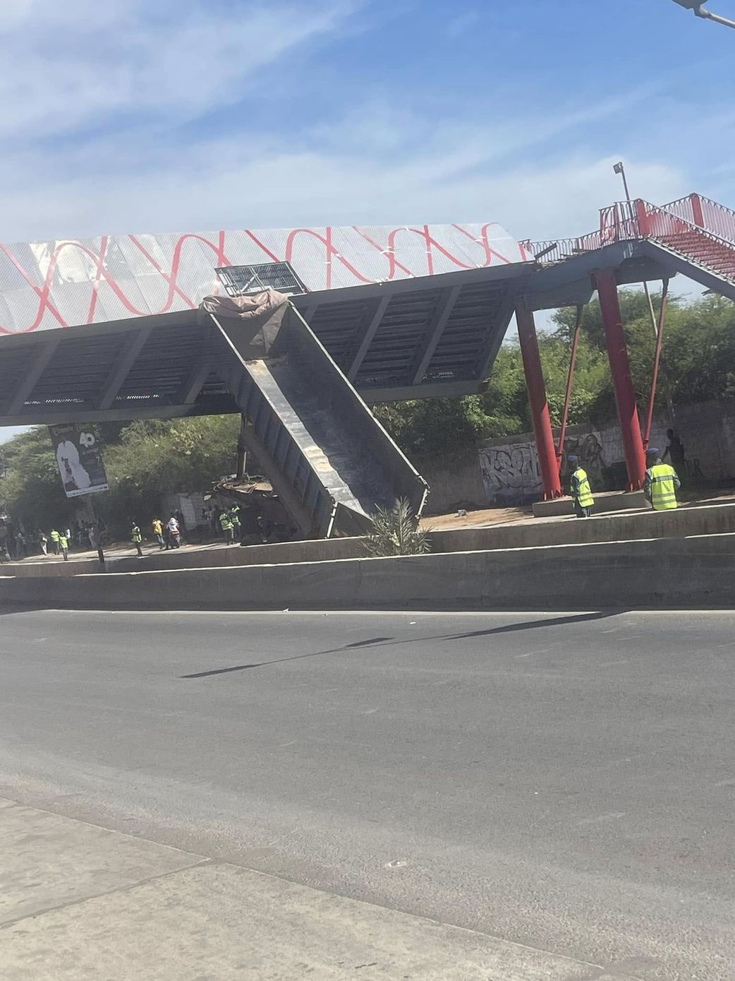 La passerelle de Yoff Tonghor s'affaisse (Images)