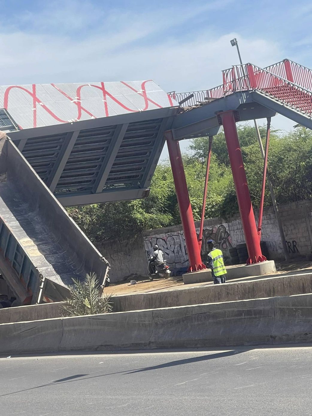 La passerelle de Yoff Tonghor s'affaisse (Images)