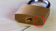 À quoi sert vraiment le petit trou sur un cadenas ?