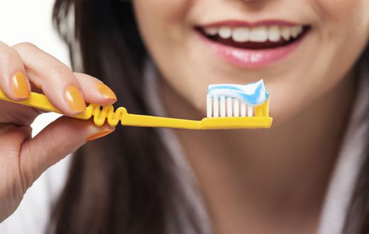 Hygiene-dentaire-la-brosse-a-dent-un-veritable-nid-a-microbes