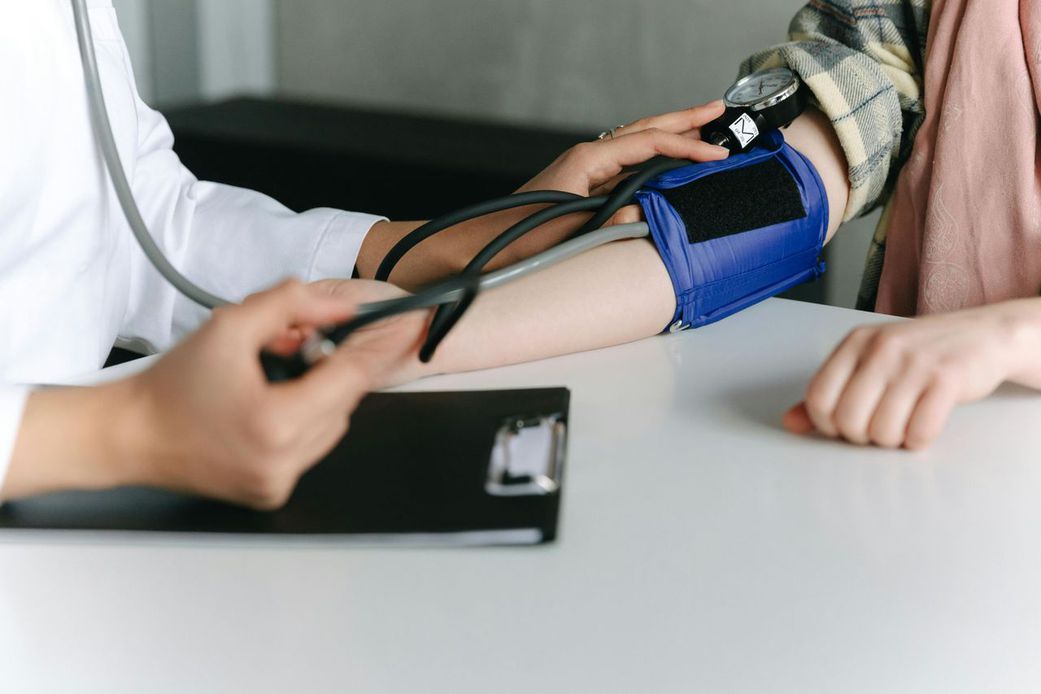 Réduire sa tension artérielle sans médicament : la technique surprenante sous-exploitée selon une étude