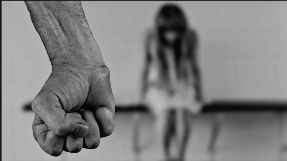 Marié à 4 épouses, père de 19 enfants, un vieux de 81 ans aurait violé une épileptique
