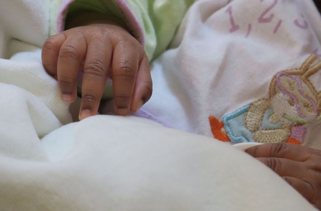 Elle abandonne son bébé de 3 mois dans son lit conjugal et se suicide dans les toilettes