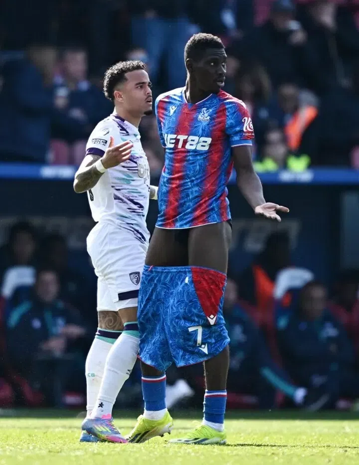 Kluivert craque en baissant le short d'Ismaïla Sarr en plein match