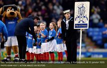 Enfants accompagnant les joueurs sur le terrain : tout un business