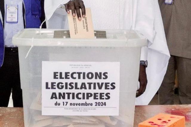 legislatives-elections-election-bureau-de-vote-17-novembre-2024