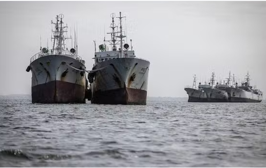 Des bateaux de pêche dans la baie de Hann, à Dakar, en septembre 2023. JOHN WESSELS / AFP
