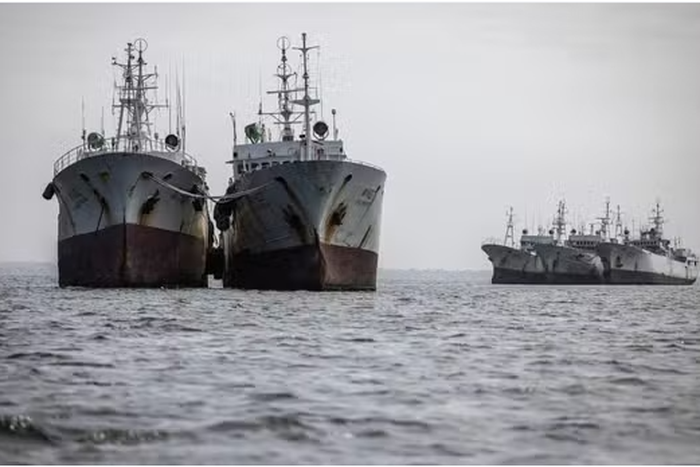 Des bateaux de pêche dans la baie de Hann, à Dakar, en septembre 2023. JOHN WESSELS / AFP
