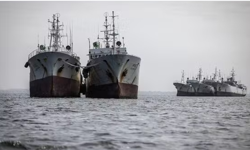 Des bateaux de pêche dans la baie de Hann, à Dakar, en septembre 2023. JOHN WESSELS / AFP