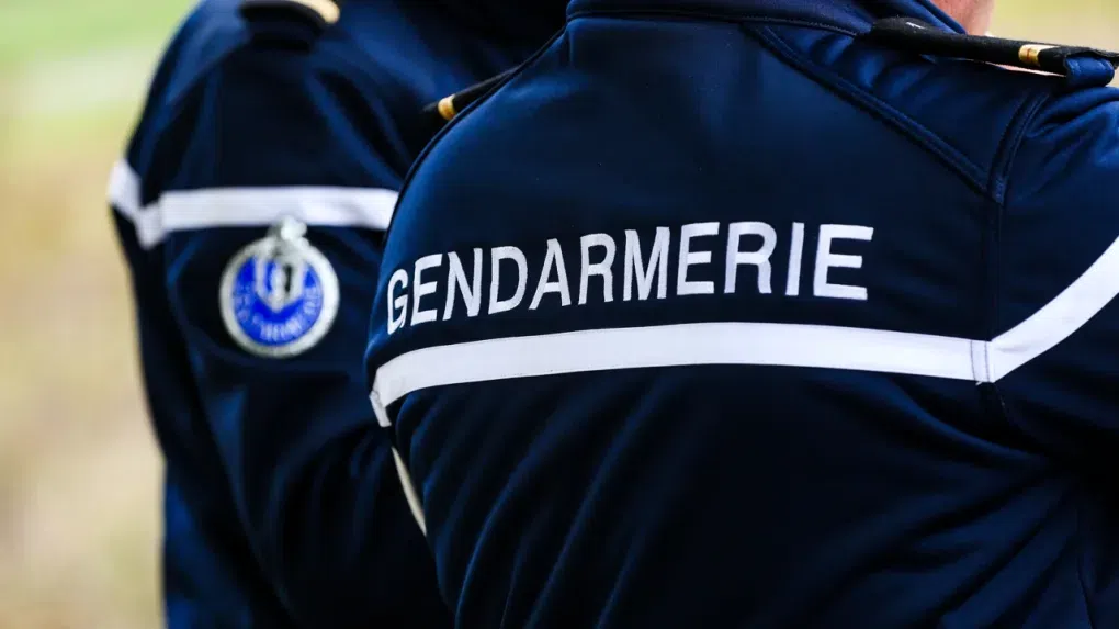 Un charlatan de 74 ans sectionne les doigts d’un gendarme