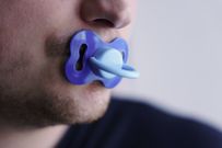 Tétines pour adultes : le nouvel anti-stress qui inquiète les experts