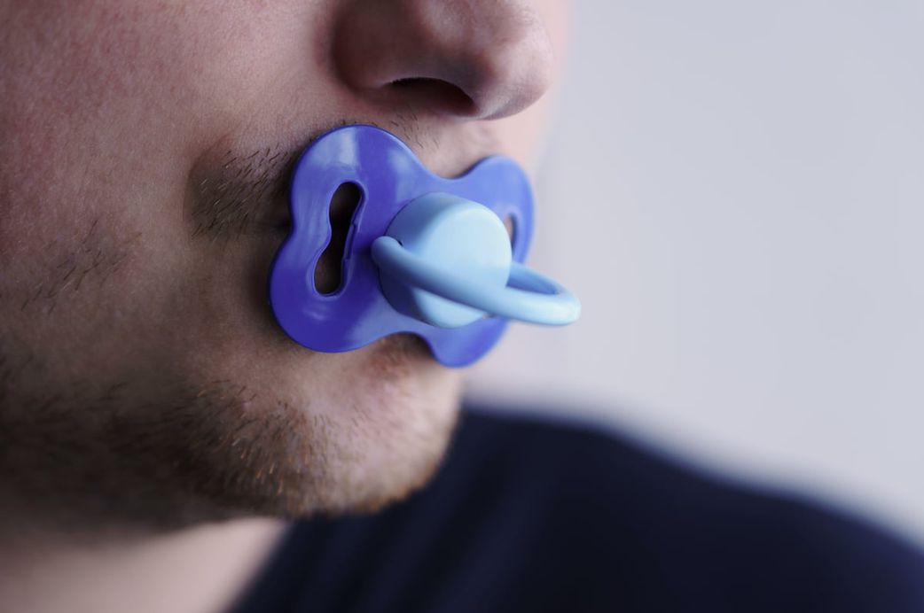 Tétines pour adultes : le nouvel anti-stress qui inquiète les experts