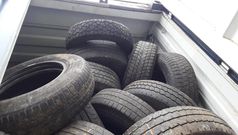 24 tonnes de pneus usagés à destination du Sénégal saisies