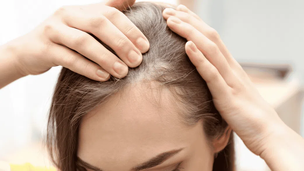 Pourquoi je perds mes cheveux à la ménopause ? Que faire ?