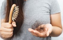 Pourquoi je perds mes cheveux à la ménopause ? Que faire ?