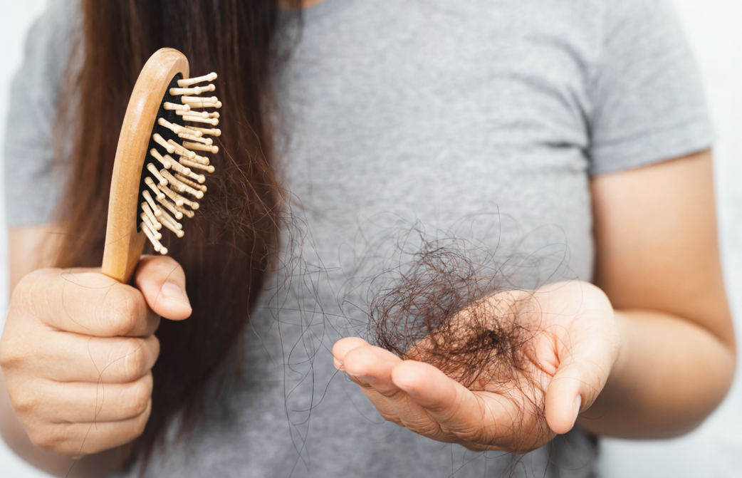 Pourquoi je perds mes cheveux à la ménopause ? Que faire ?