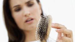 Pourquoi je perds mes cheveux à la ménopause ? Que faire ?