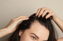 Pourquoi je perds mes cheveux à la ménopause ? Que faire ?
