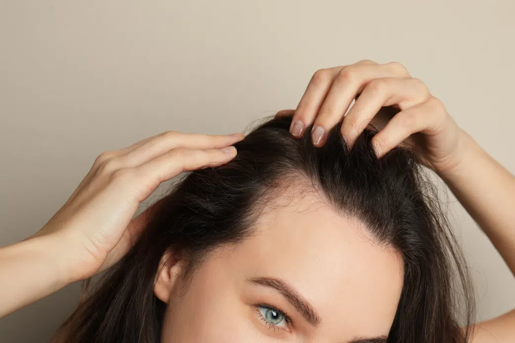Pourquoi je perds mes cheveux à la ménopause ? Que faire ?