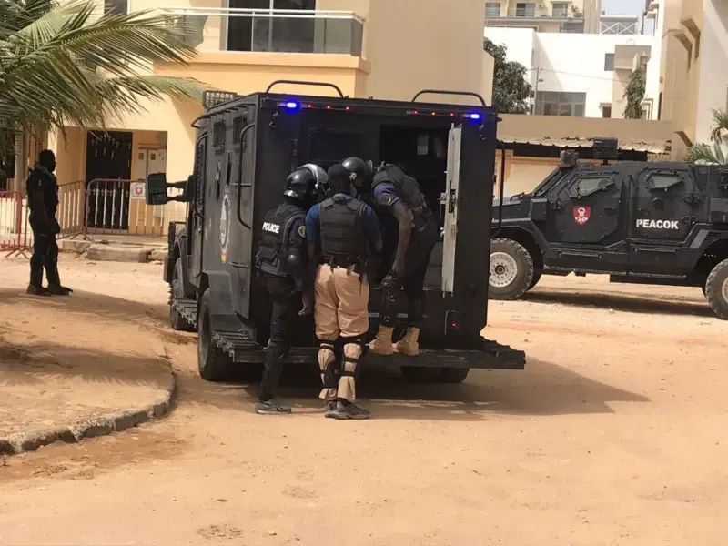 Perquisition chez Kocc à Ngor : une fausse plaque de police et des carnets de vaccination falsifiés saisis