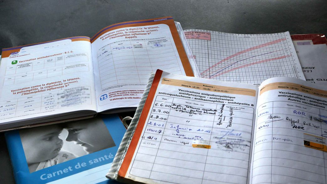Perquisition chez Kocc à Ngor : une fausse plaque de police et des carnets de vaccination falsifiés saisis