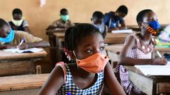 Des écoliers portant leur masque pendant un cours