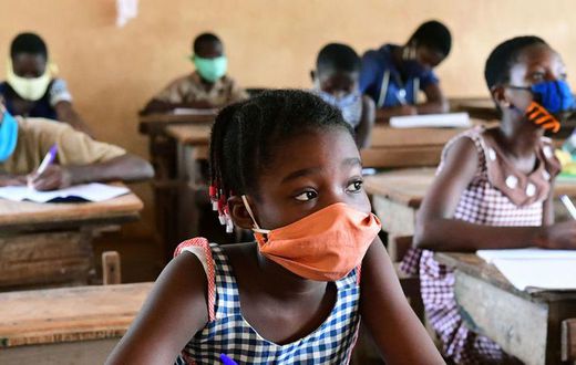 Des écoliers portant leur masque pendant un cours