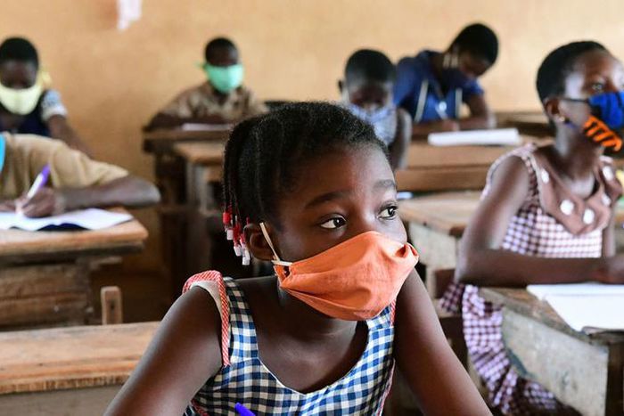 Des écoliers portant leur masque pendant un cours