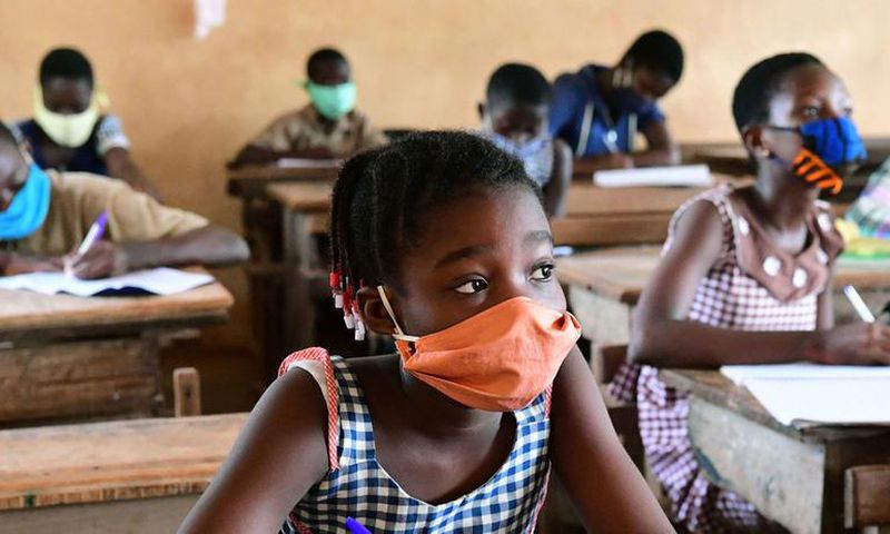 Des écoliers portant leur masque pendant un cours