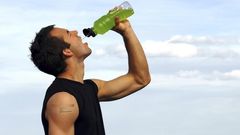 un joueur buvant sa boisson