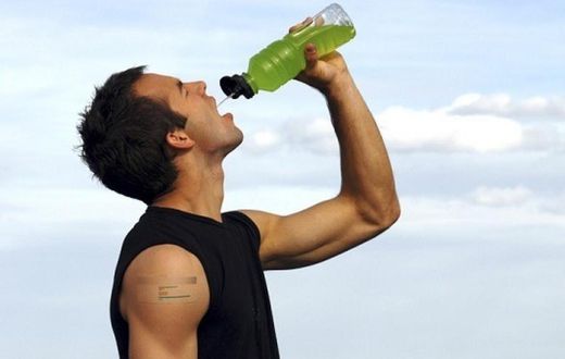 un joueur buvant sa boisson