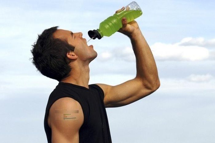 un joueur buvant sa boisson