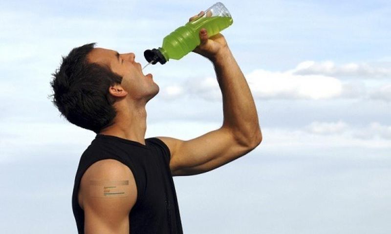 un joueur buvant sa boisson