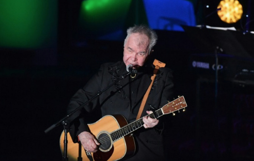 John Prine sur scène lors du Gala du Temple de la renommée des auteurs-compositeurs 2019, où il faisait partie des intronisés