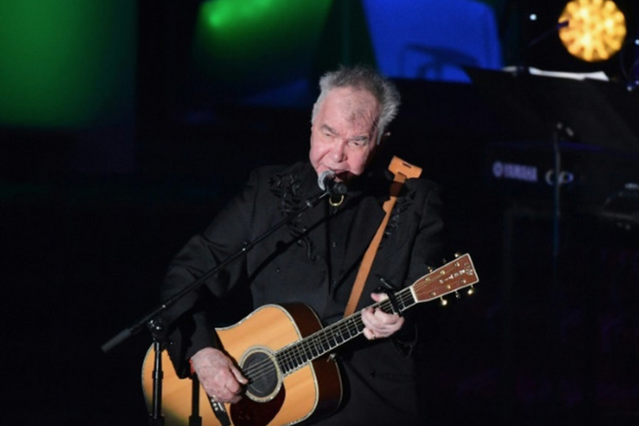 John Prine sur scène lors du Gala du Temple de la renommée des auteurs-compositeurs 2019, où il faisait partie des intronisés