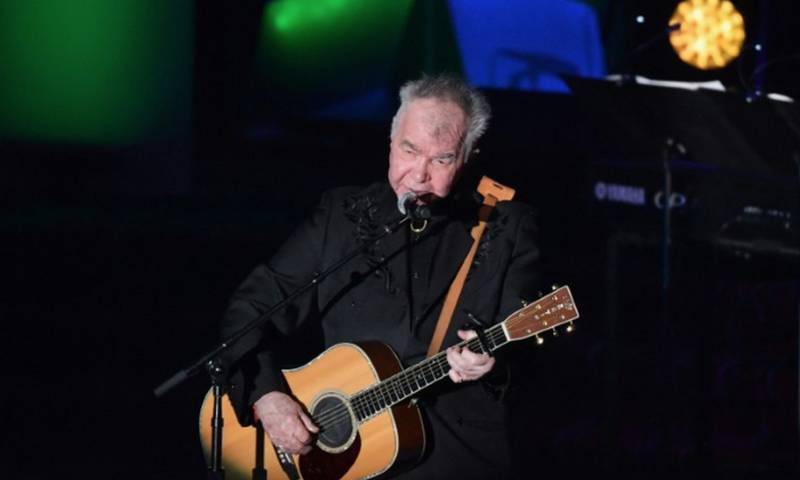 John Prine sur scène lors du Gala du Temple de la renommée des auteurs-compositeurs 2019, où il faisait partie des intronisés