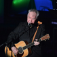 John Prine sur scène lors du Gala du Temple de la renommée des auteurs-compositeurs 2019, où il faisait partie des intronisés