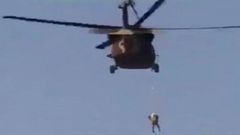 Afghanistan | Les images d'un Taliban suspendu à un hélicoptère en plein vol deviennent virales sur Internet