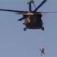 Afghanistan | Les images d'un Taliban suspendu à un hélicoptère en plein vol deviennent virales sur Internet