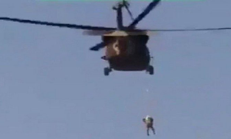 Afghanistan | Les images d'un Taliban suspendu à un hélicoptère en plein vol deviennent virales sur Internet