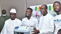 Gana Gueye qui offre des matériels médicaux au ministère de la santé