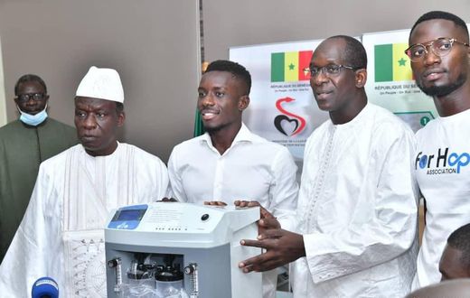 Gana Gueye qui offre des matériels médicaux au ministère de la santé