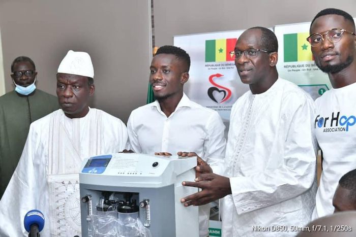 Gana Gueye qui offre des matériels médicaux au ministère de la santé