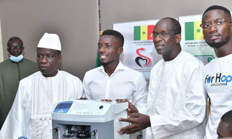 Gana Gueye qui offre des matériels médicaux au ministère de la santé