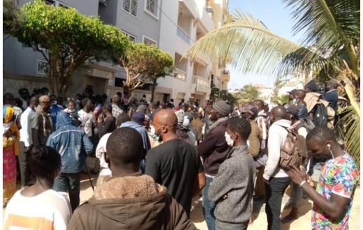 Mobilisation des partisans d'Ousmane Sonko devant sa demeure