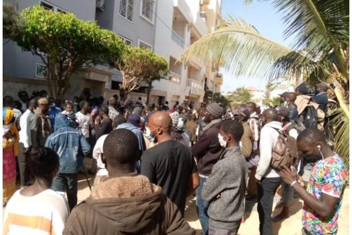 Mobilisation des partisans d'Ousmane Sonko devant sa demeure